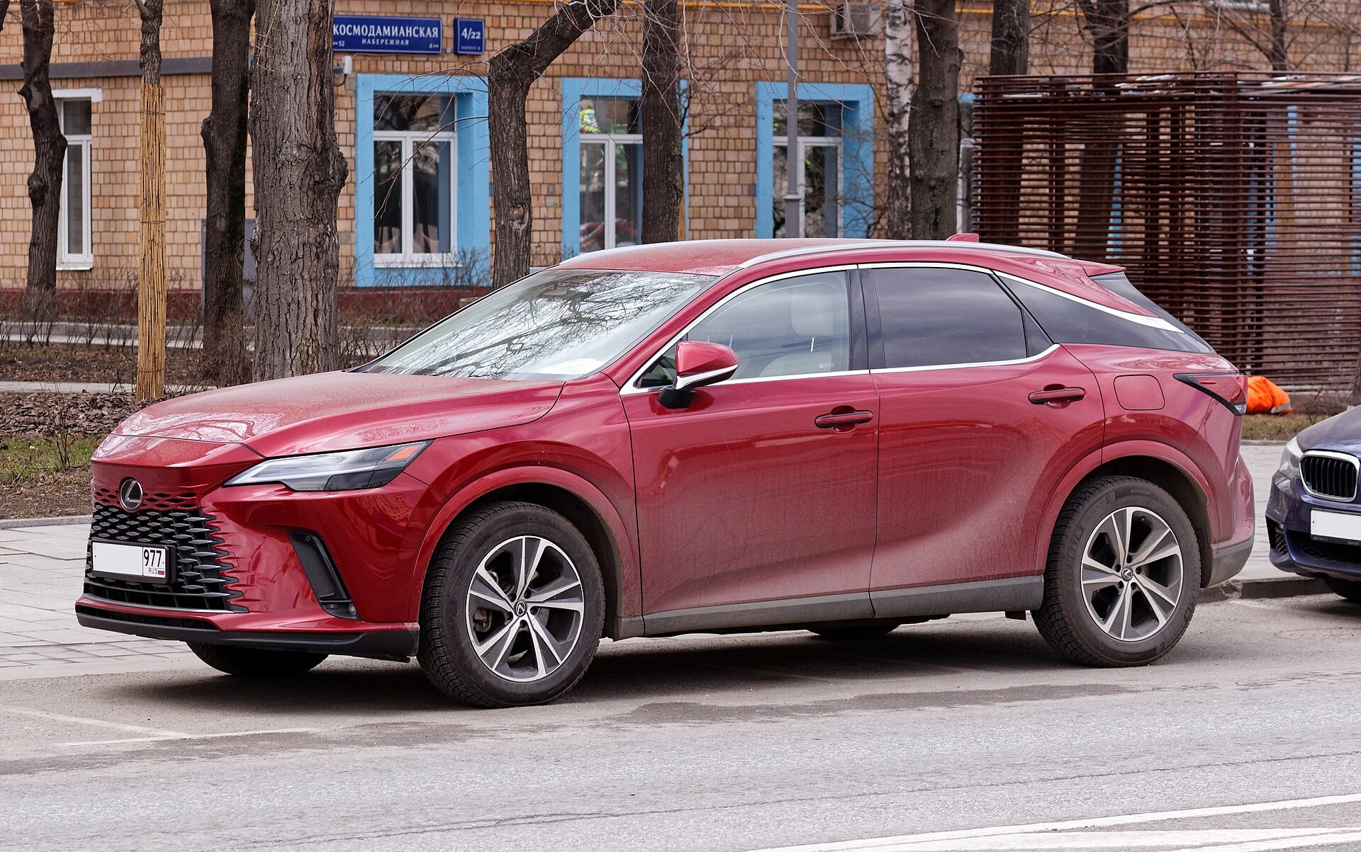 В России стартовали продажи обновленного премиального кроссовера Lexus RX