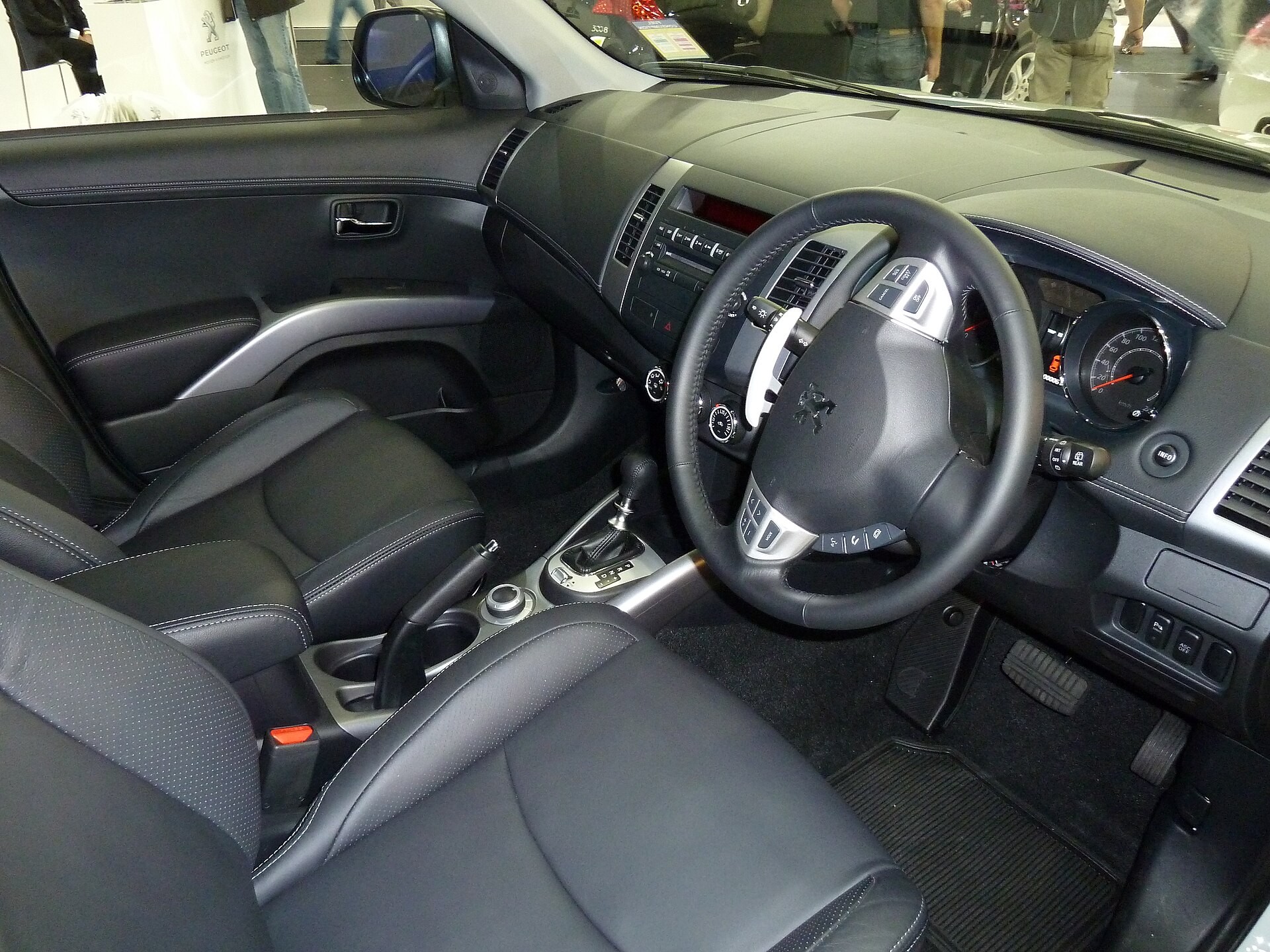 Объектом внимания автопапарацци стал Peugeot 4008, который уместнее было бы назвать 408 Cross (видео)