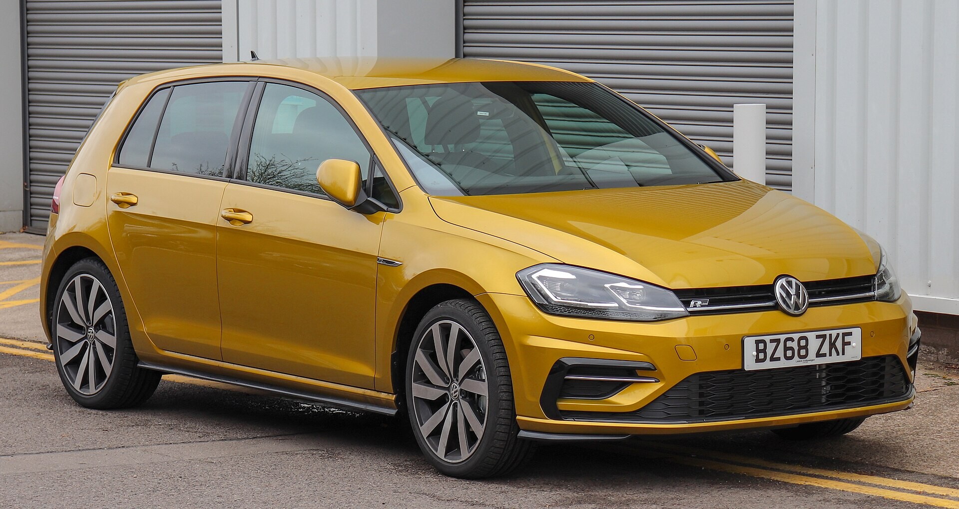 Volkswagen оснастил Golf биксеноновыми пушками и светодиодами