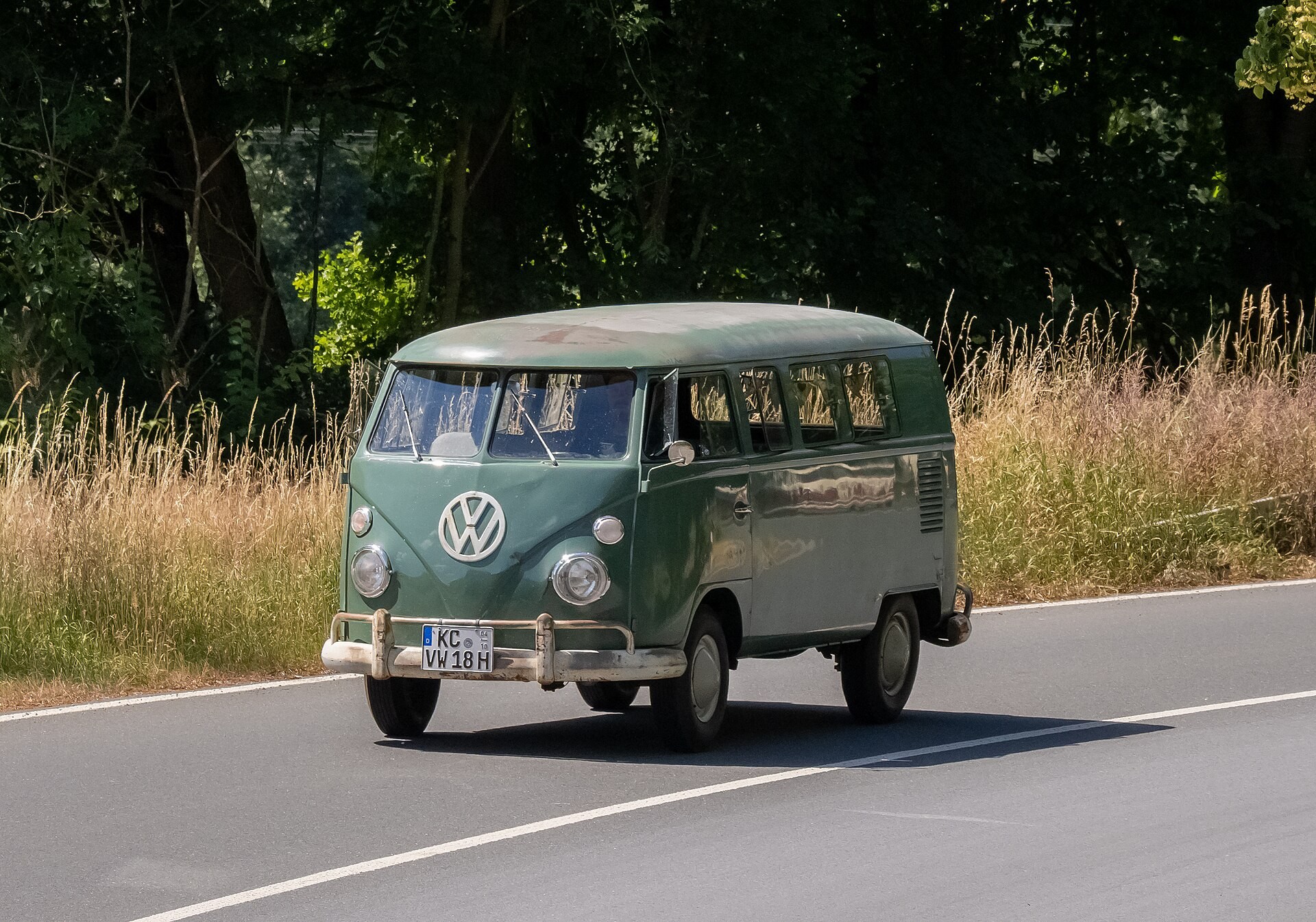 Любимый минивэн хиппи Volkswagen T1 Bulli воссоздан в первозданном виде, но с электрическим двигателем (видео)