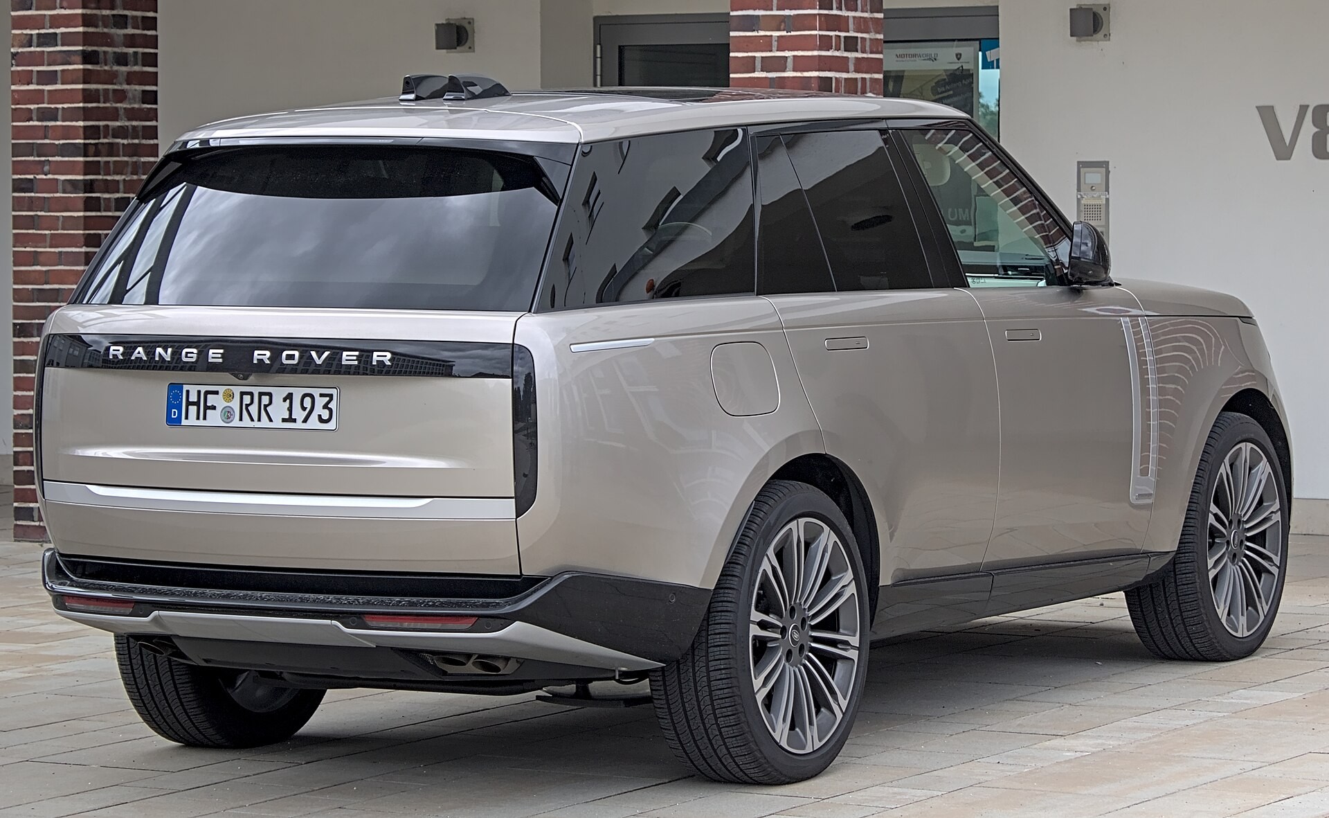 ​Land Rover провёл в Москве кинопоказ с Range Rover в главной роли (видео)